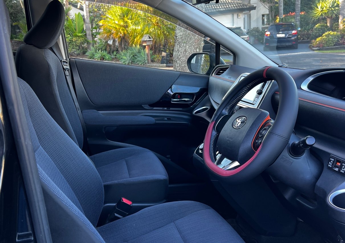 
								2015 Toyota Sienta Hybrid G 6 seats Auction Grade: 4.0  -SOLD full									