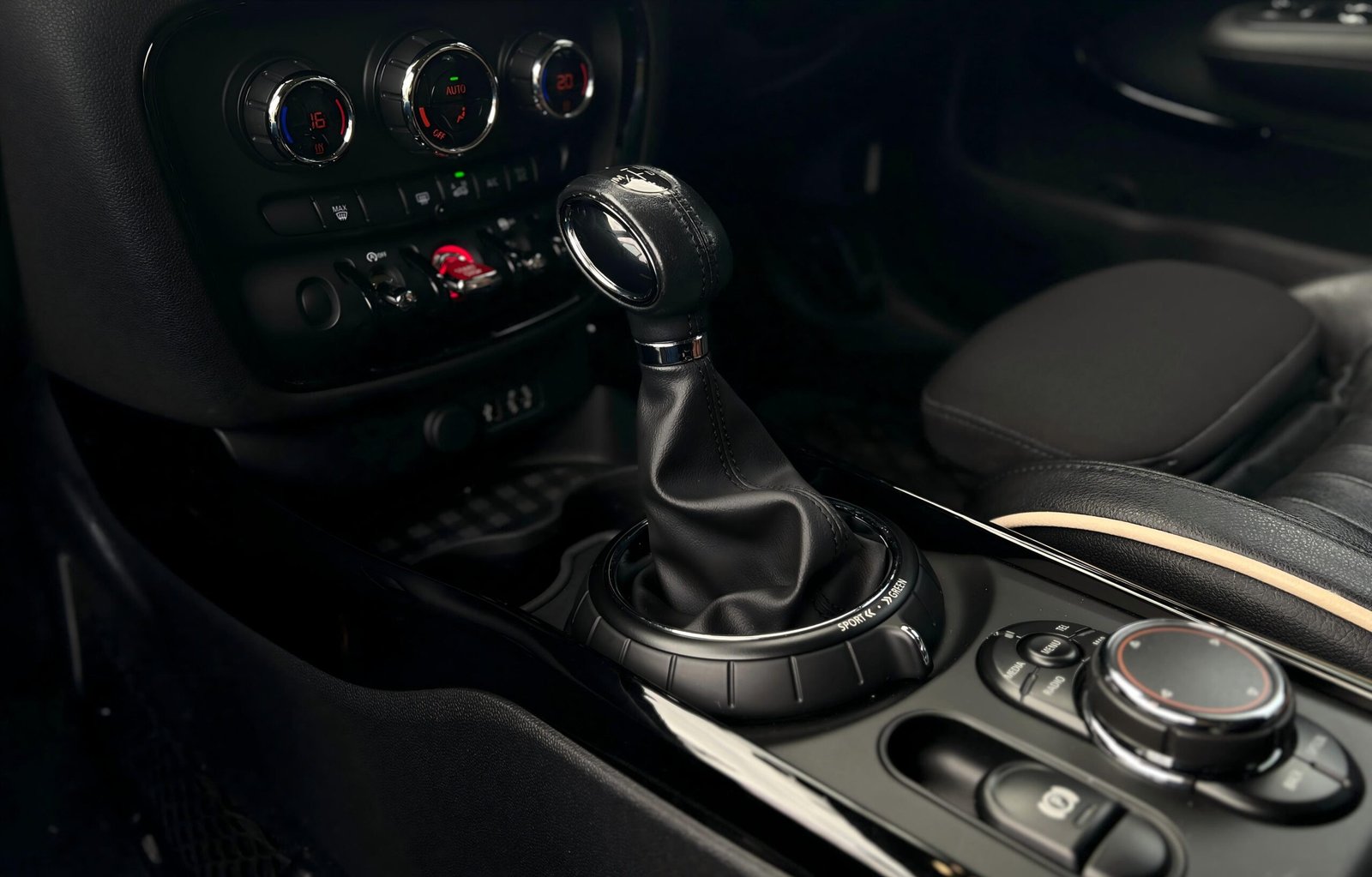 
								2016 MINI Clubman Cooper S DBA-L20 2.0T – Classic B48 Engine, Powerful Performance & Practical Space 高配高分好车低价 full									